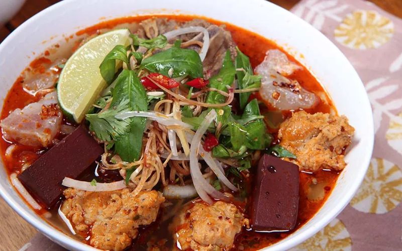 Bún bò Huế cay nồng đặc trưng