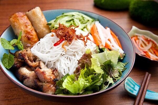 Bún thịt nướng rau sống cuốn bì mì
